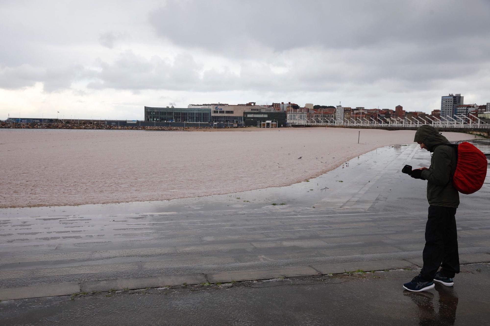 Las imágenes que deja el temporal en Gijón.