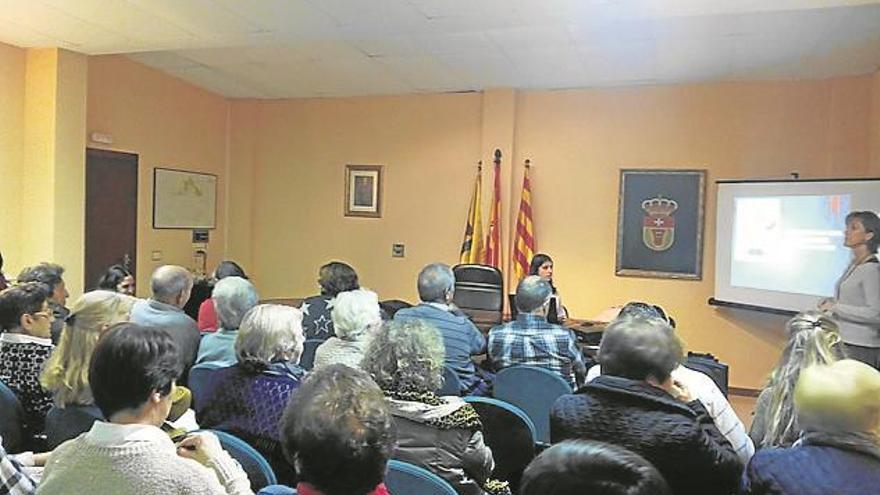 La médico Ana Cobos imparte una charla sobre salud mental