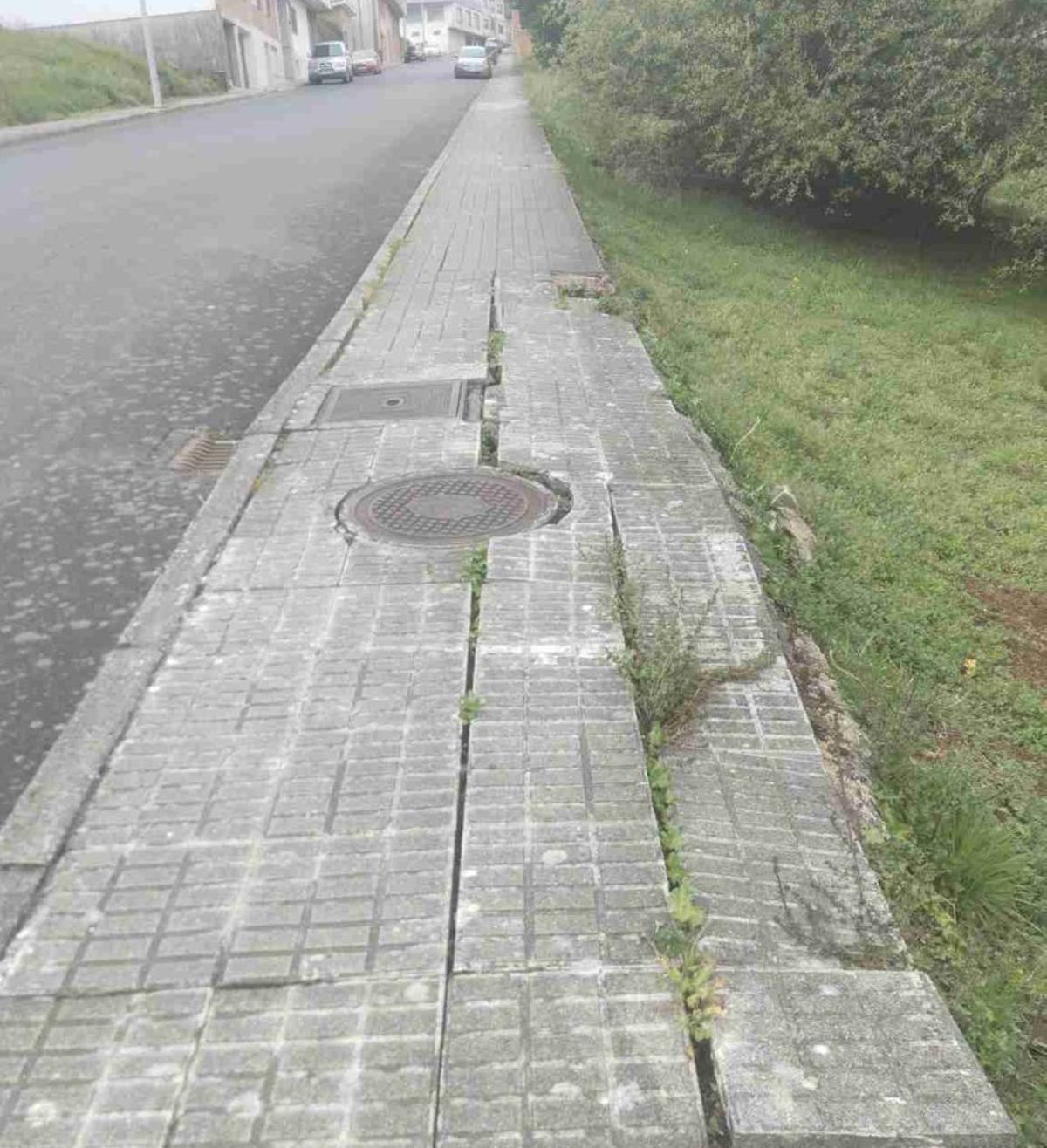Estado de las aceras en un tramo de la Rúa do Cine.
