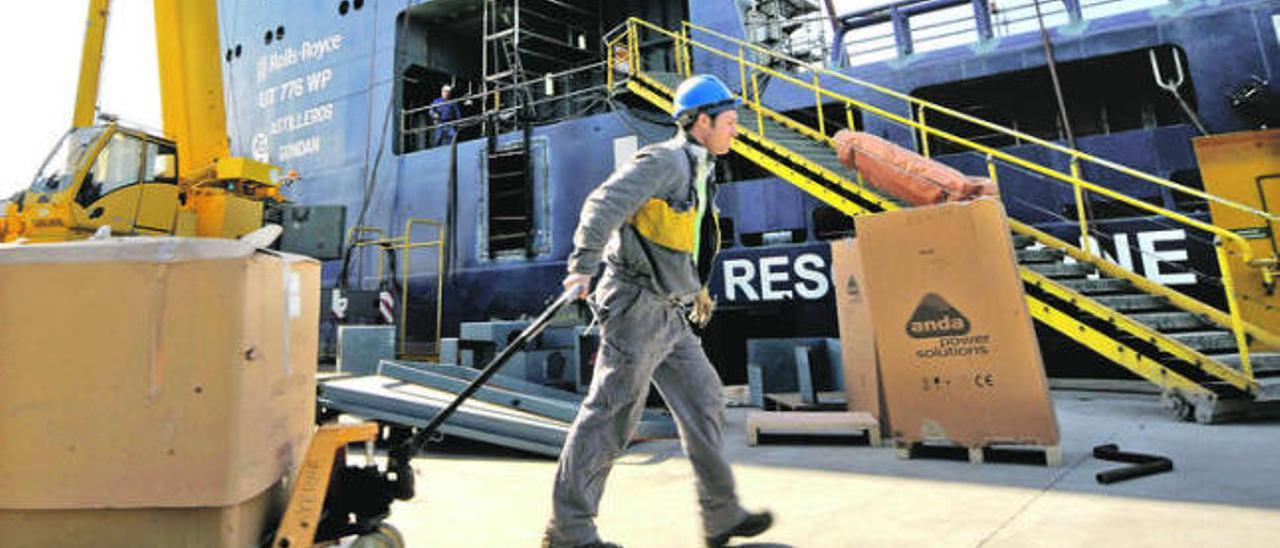 Un operario, en el astillero Gondán de Figueras (Castropol), delante del buque noruego de apoyo a plataformas petrolíferas &quot;Stril Luna&quot;. | nacho orejas