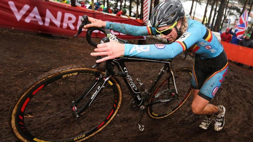 La ciclista belga Van den Diessche tira de su bicicleta.