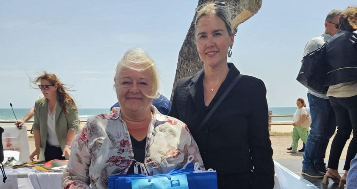 La alcaldesa y la concejala de Playas, en el acto de recogida de las banderas azules.