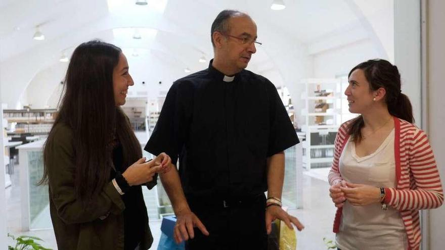 El profesor y sacerdote Jesús Campos charla con Marta Ferrero (izquierda), alumna de Enfermería, y Lara Calvo, de Magisterio.