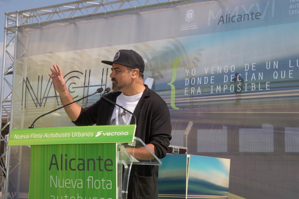 El rapero alicantino presenta ha presentado la nueva flota de vehículos accesibles e interpreta uno de sus temas