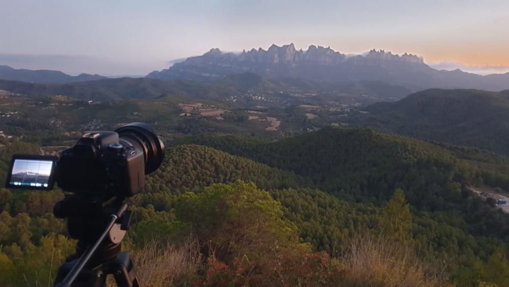 Galeria de fotos: «Llum i llibertat» il·lumina les agulles de Montserrat