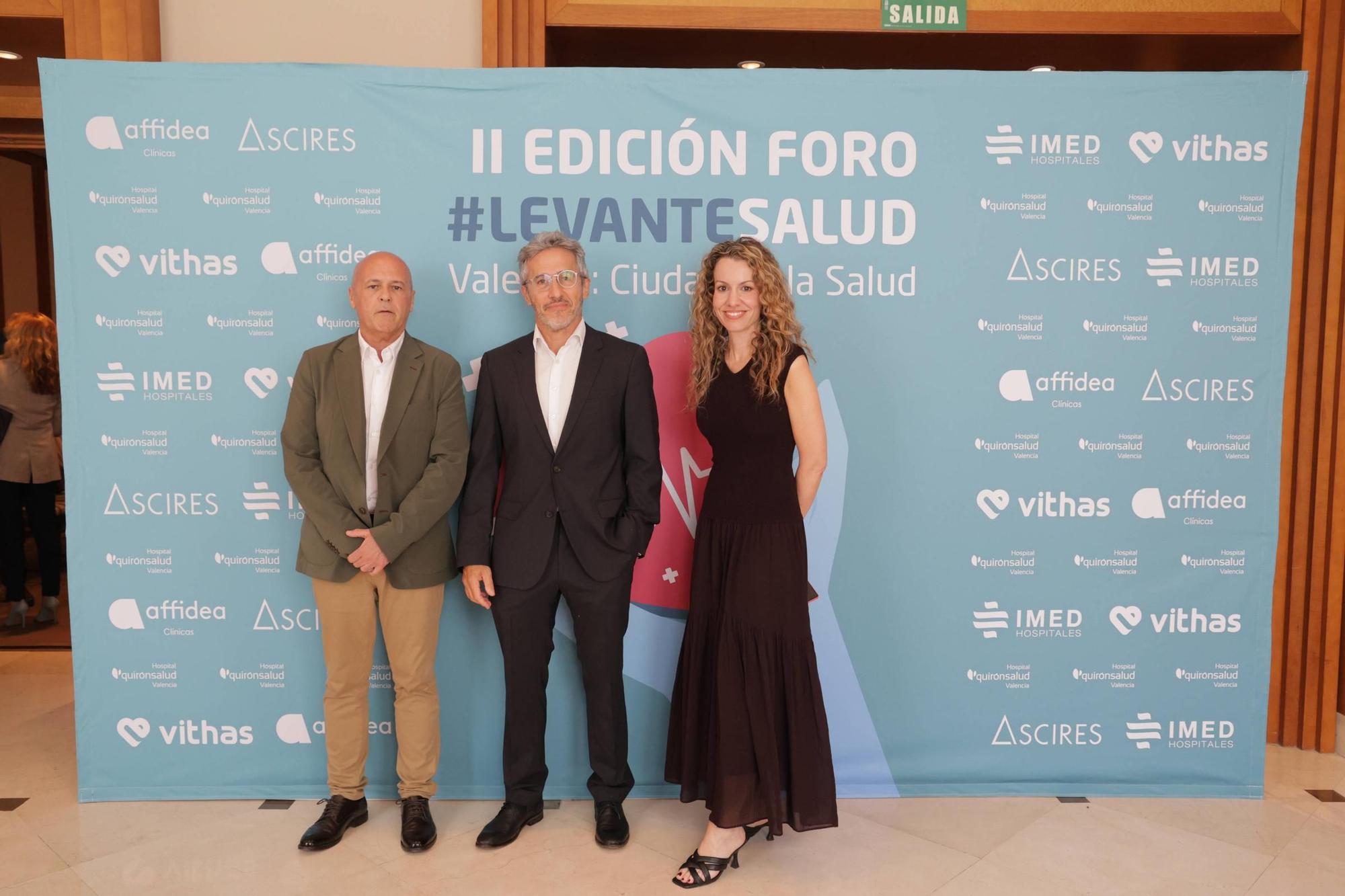 Joan Carles Martí (Levante-EMV), Dr. Ernest Fernández García (Imed) y Silvia Tomás (Prensa Ibérica).jpg