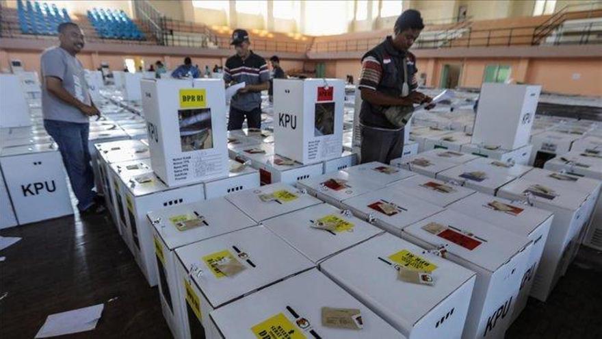 Las maratonianas elecciones de Indonesia dejan casi 300 muertos por fatiga
