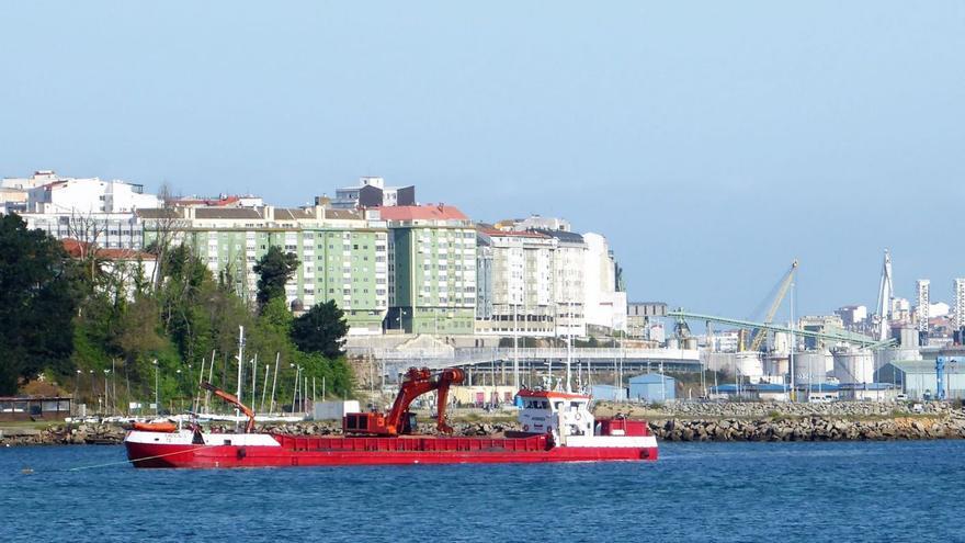 El acondicionamiento del canal de entrada a la ría obliga a restringir el tráfico marítimo