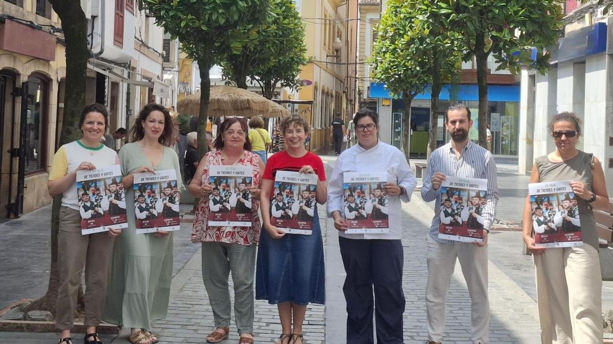 Por la izquierda, Tamara Díaz, Andrea Cueli, Marisa García, Rocío Vega, Vanesa Tuero, Pablo Cueto y Mara Goldberg, ayer, durante la presentación de la iniciativa, en la calle Valle, Ballina y Fernández, en Villaviciosa.