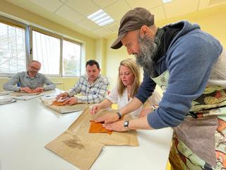 Se buscan madreñeros: Valnalón y los artesanos llevarán los oficios tradicionales a las escuelas para garantizar el relevo