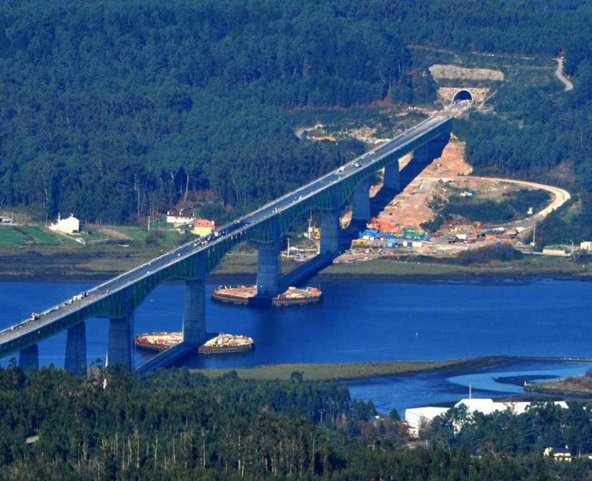 La conclusión de las obras del viaducto del TAV permite retirar las grúas y despejar el río Ulla