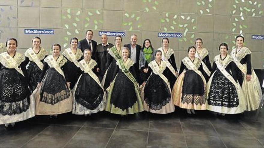 Las reinas de las fiestas realizan el primer brindis de la Bodeguilla de ‘Mediterráneo’