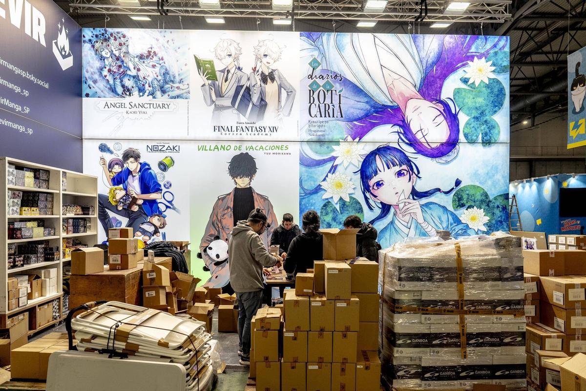Barcelona 04/12/2025 Preparativos en el stand de Devir, editor de Diarios de la boticaria, Angel Sanctuary y Villano de Vacaciones, en el salón del manga que se inaugura mañana en la Fira de Gran Via Fotografía de Ferran Nadeu