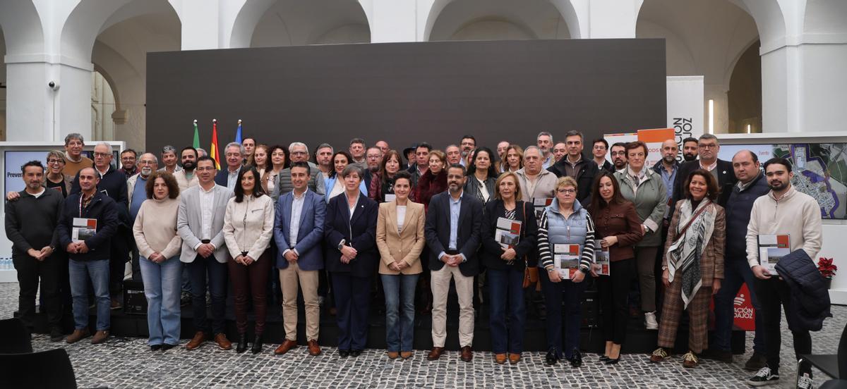 Jornada de entrega a los alcaldes de la provincia, hoy, en el Hospital Centro Vivo de Badajoz.