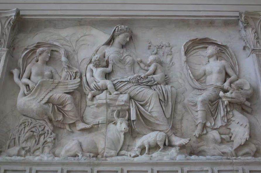 Panel del Ara Pacis. La identidad del personaje femenino del centro ha sido muy debatida a lo largo de la historia