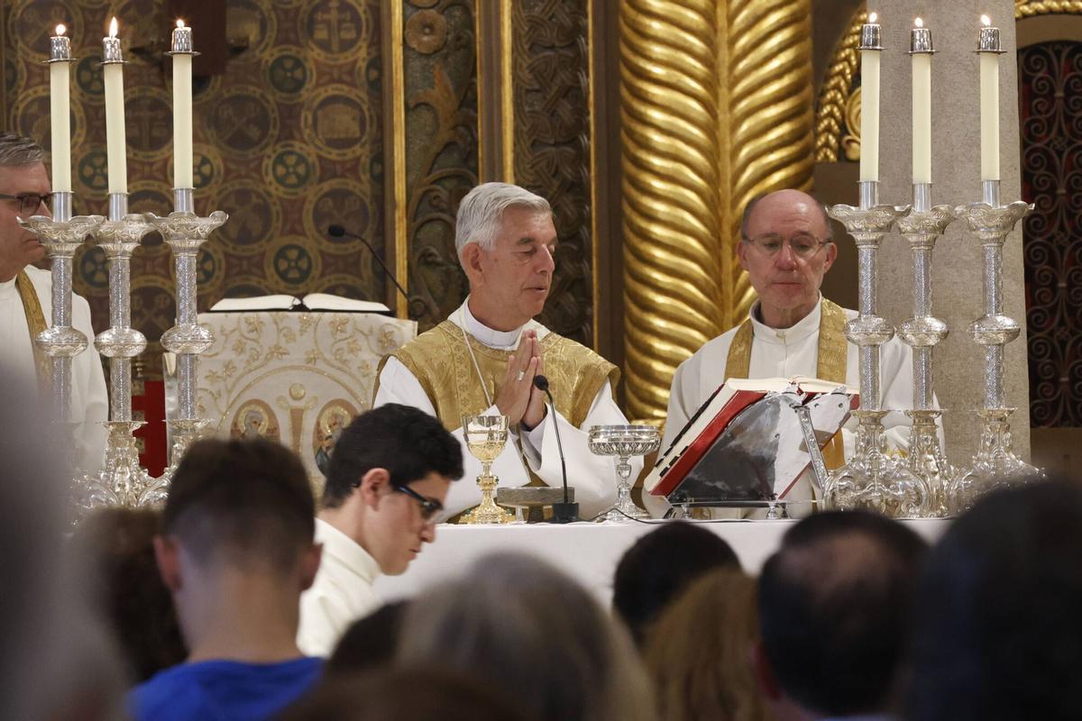 EN IMÁGENES: El Corpus Christi de Somió luce en todo su esplendor con una misa y procesión oficiada por Kike Figaredo: "Estamos muy contentos de que nos acompañe EN IMÁGENES: El Corpus Christi de Somió luce en todo su esplendor con una misa y procesión oficiada por Kike Figaredo: "Estamos muy contentos de que nos acompañe