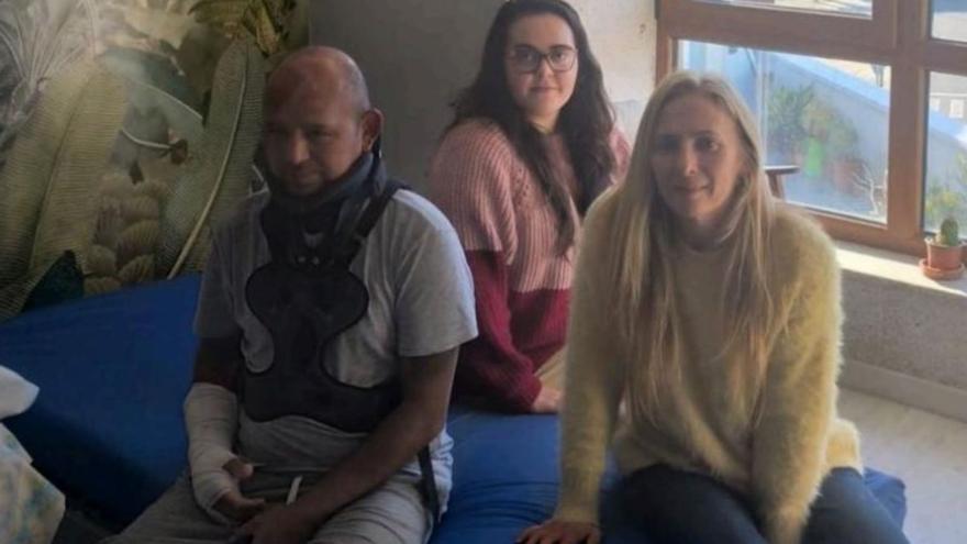 Víctor con una socia y una trabajadora de la Fundación. |  FdV