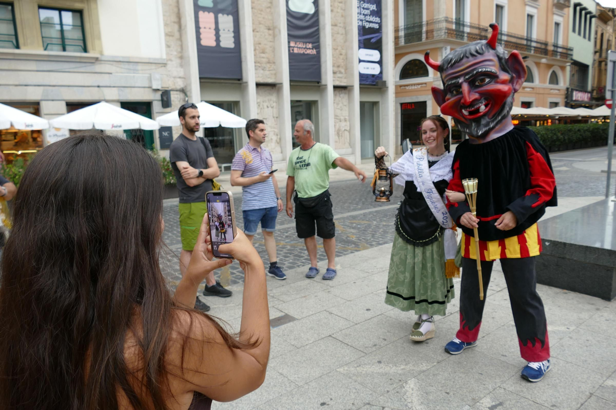Figueres rep la Flama del Canigó i reparteix la llum de la catalanitat per tota la comarca