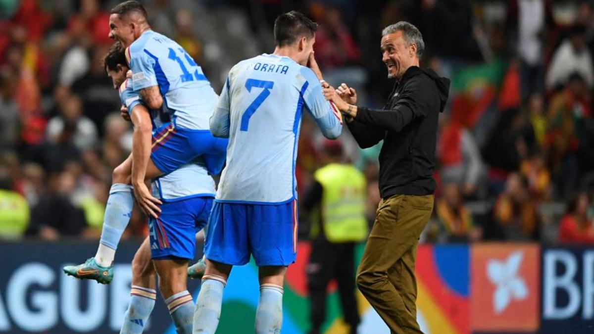 Luis Enrique, con Morata, tras la victoria ante Portugal