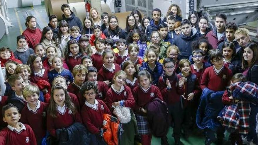 El grupo de 75 alumnos junto a sus profesores durante la visita guiada A FARO DE VIGO. // R. Grobas