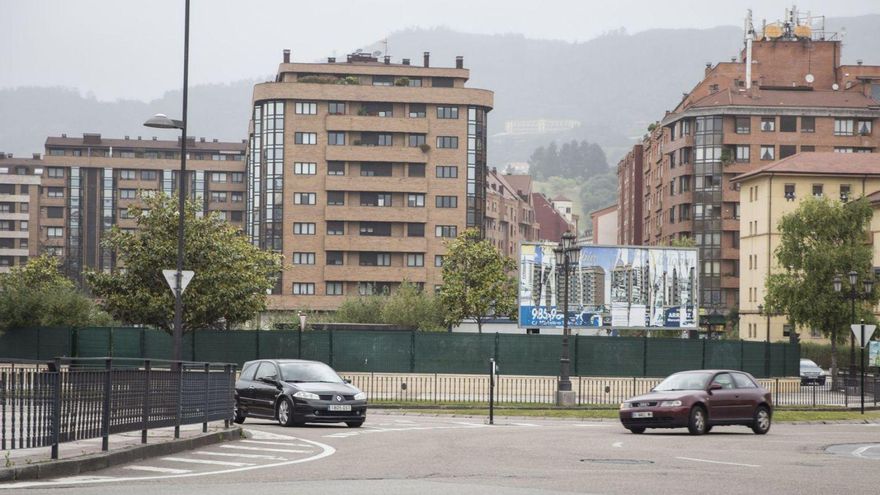 Al fondo, la parcela que intenta vender el Adif en Vallobín.