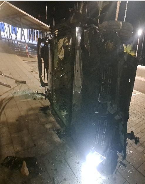 Estado en el que quedó el coche tras caer al muelle de Porto Cristo.