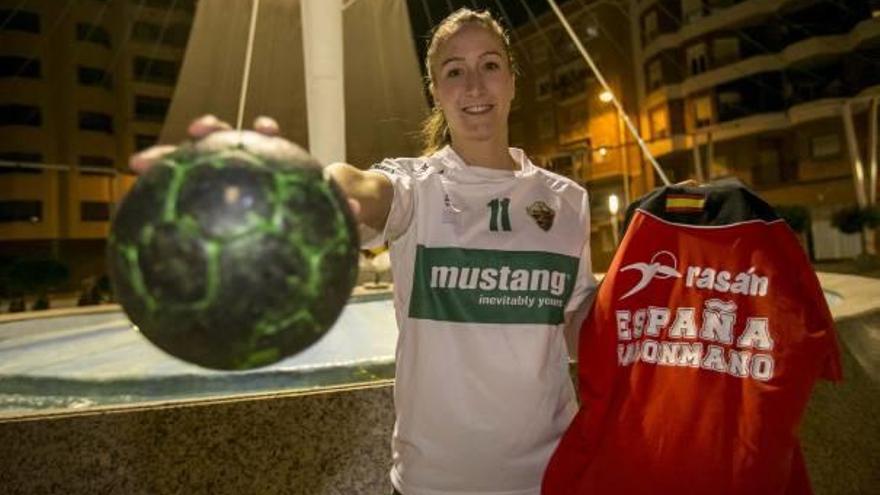 Ivet Musons, con las camisetas del Elche Mustang y de la selección española y con un balón de balonmano.