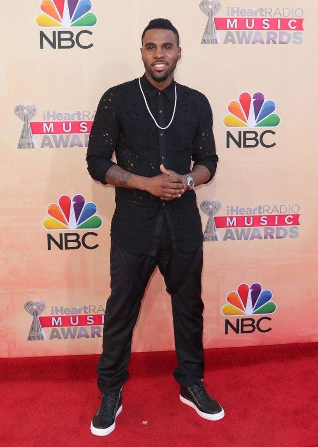 Jason Derulo en la alfombra roja de los iHeartRadio Music Awards