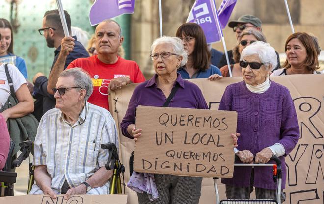 Las protestas por el cierre del centro de día de Plaza América se trasladan al Ayuntamiento de Alicante