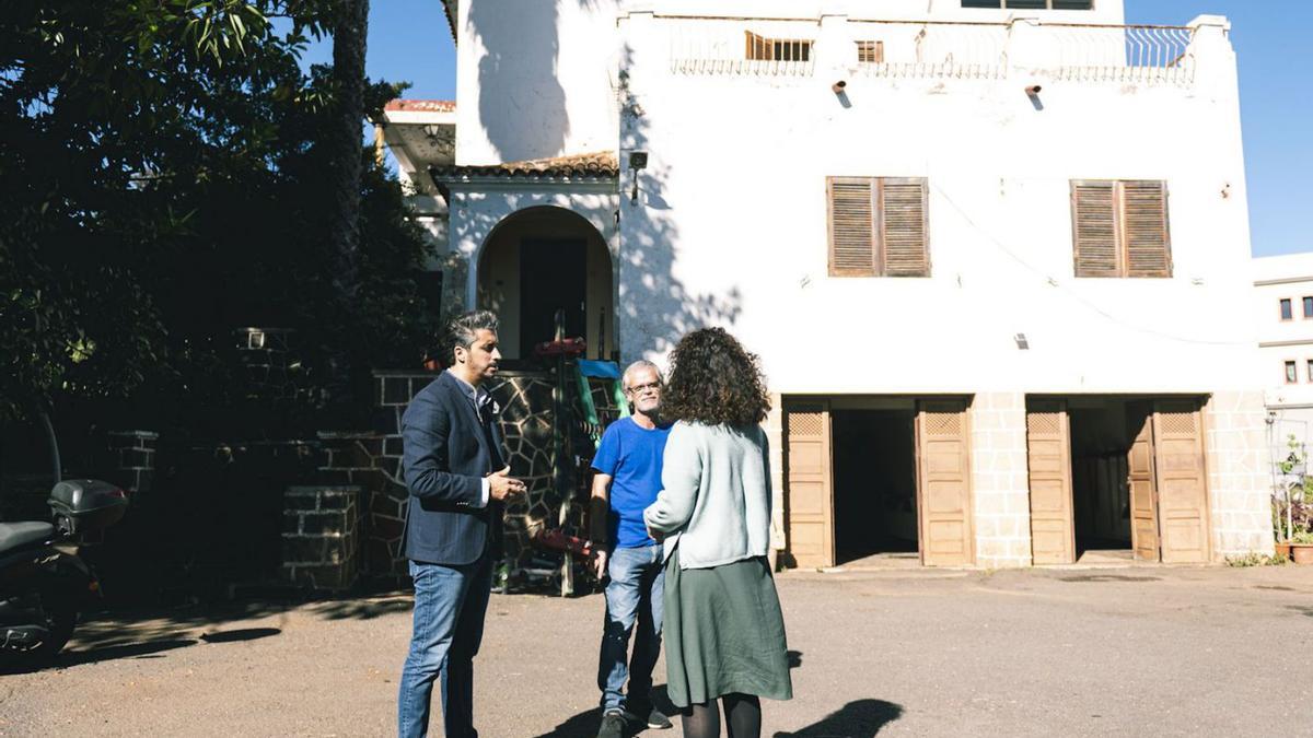 El alcalde, Luis Yeray Gutiérrez, durante su visita ayer a la Casa Menéndez. | | E.D.