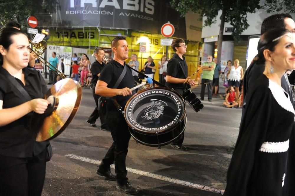 Desfile de Moros y Cristianos por las calles de Mu