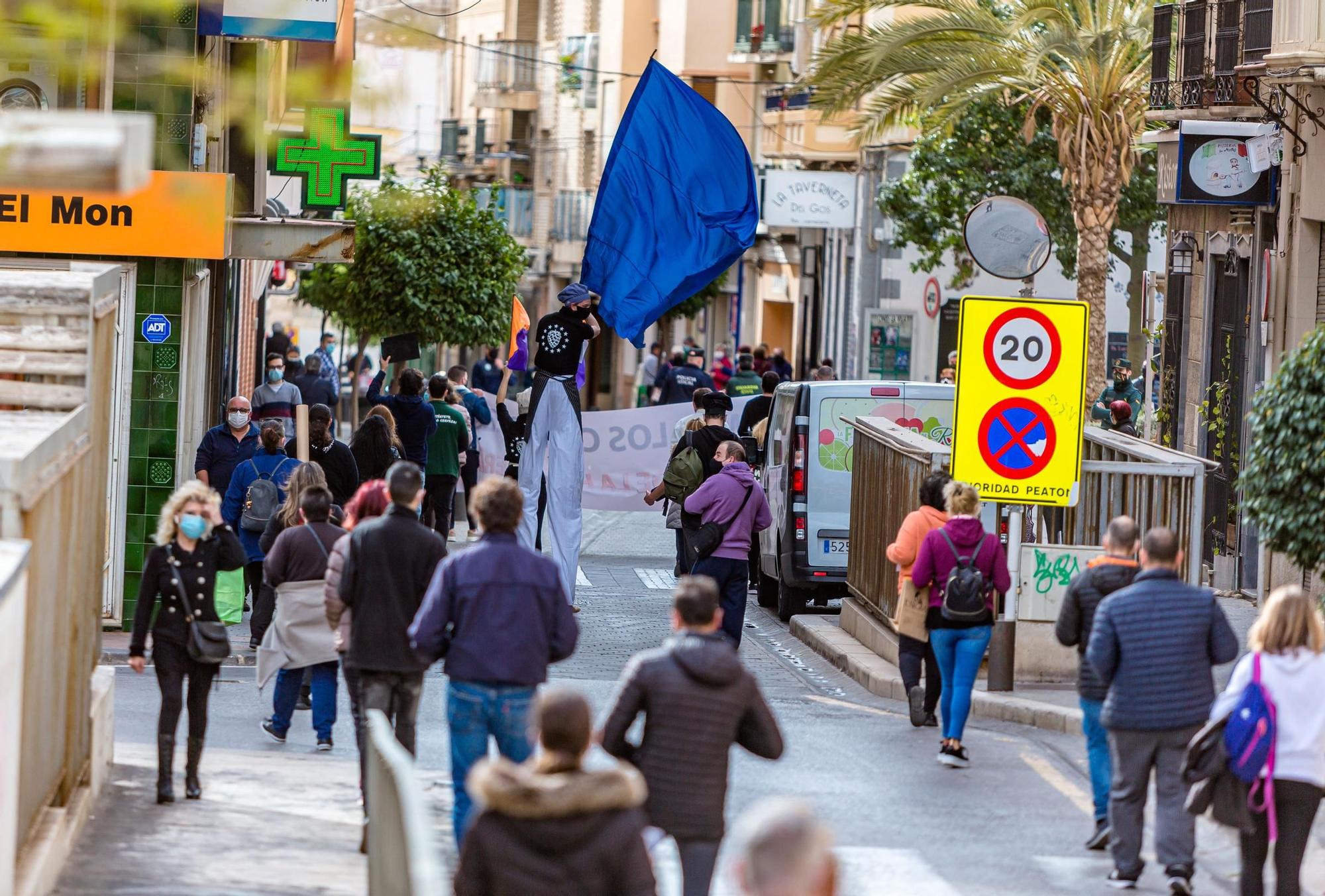 Cerca de 500 personas se manifiestan en La Vila contra el nuevo cierre de la hostelería y la falta de ayudas