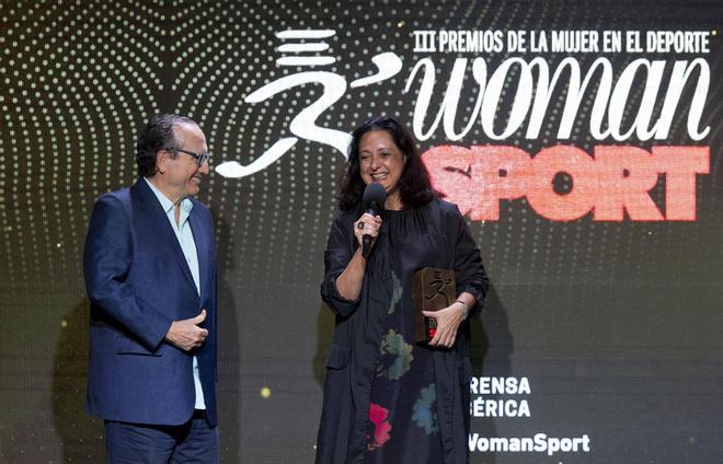 Premios Woman SPORT 2015: Aurora Catá, de American's Cup Events Barcelona, recibe su galardón de Javier Moll, presidente de Prensa Ibérica