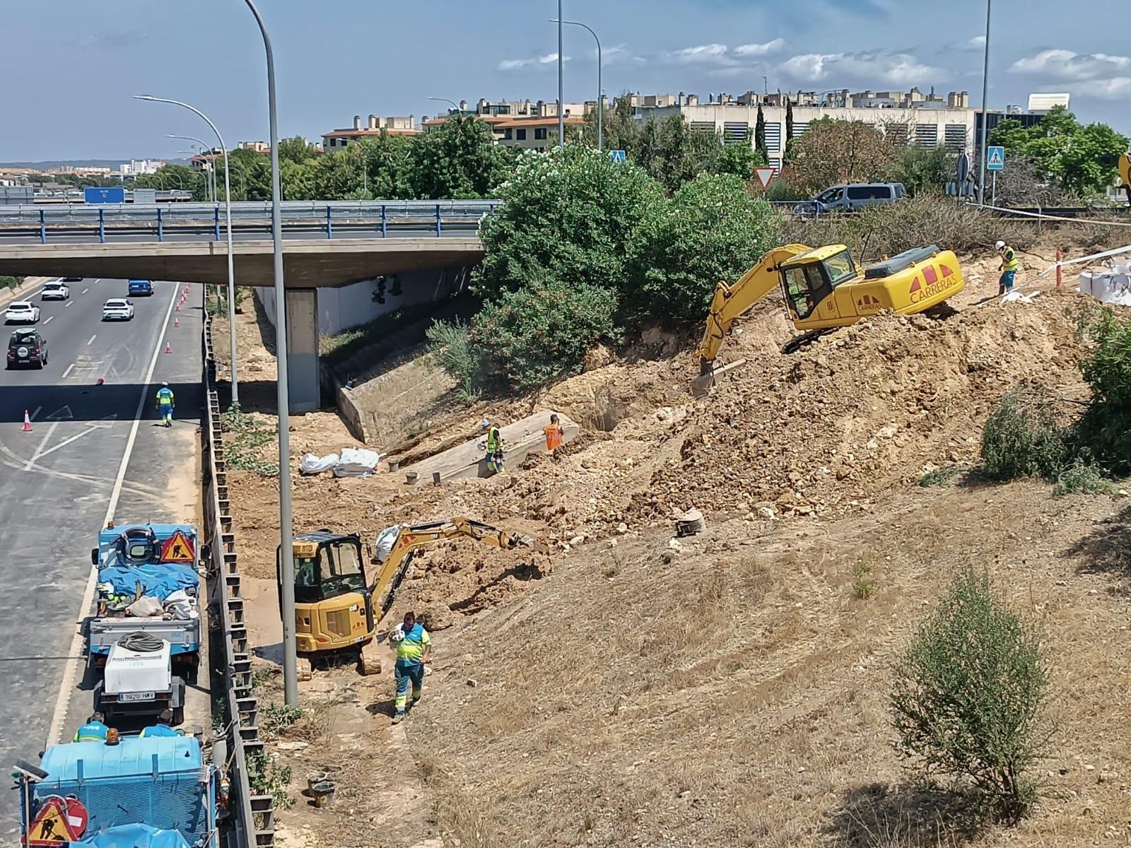 Operarios de Emaya intentan arreglar la tubería que se encuentra en la Vía de Cintura