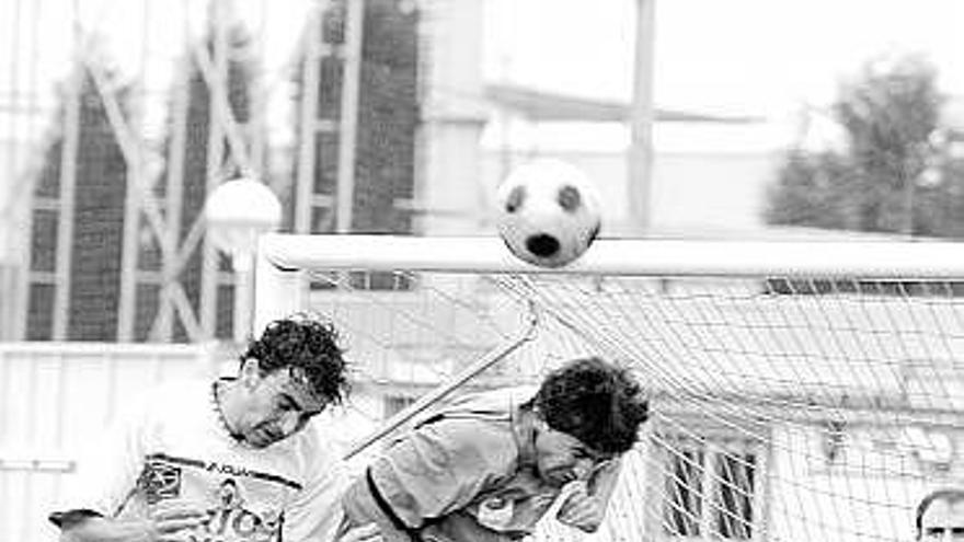 El caudalista Javi pugna por llevarse el balón ante el universitario Jabuto.