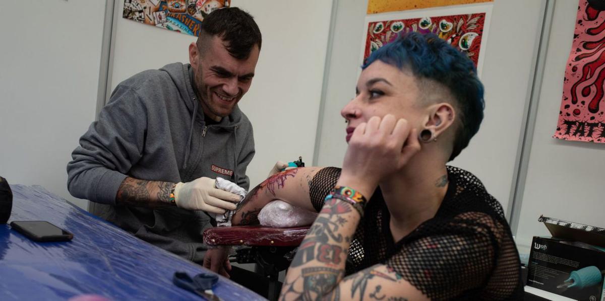 Uno de los primeros tatuajes que se realizan en el 980º Urban Tattoo. | Ana Burrieza