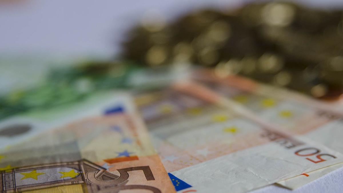Si tienes 5.000 euros ahorrados, estos son los bancos que ya pagan hasta un 5% por tu dinero en España