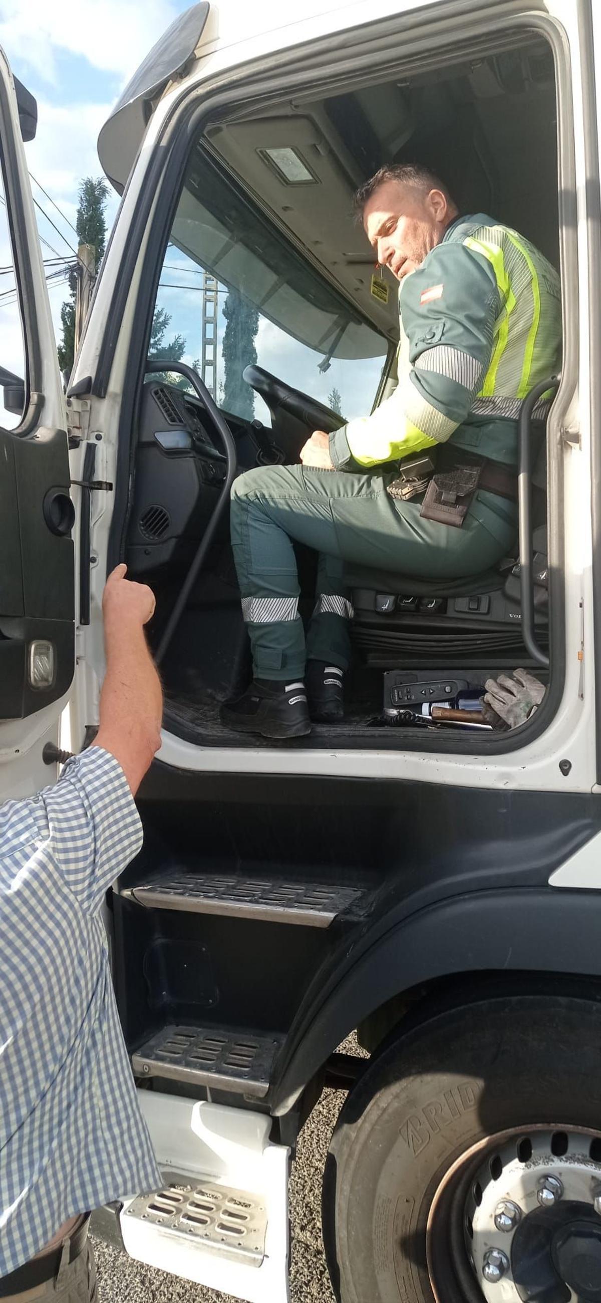 Control de la Guardia Civil de Tráfico de Orihuela en un camión que llevaba instalado un sistema para anular el AdBlue.