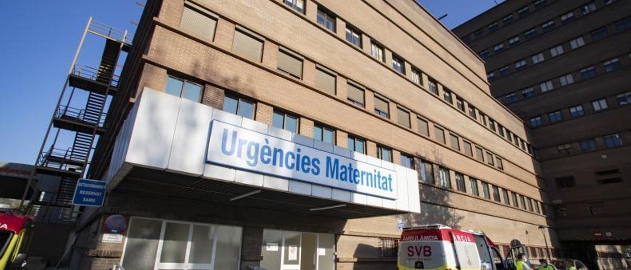 Acceso a las Urgències de Maternitat del hospital Lluís Alcanyís de Xàtiva, este mes de mayo. | PERALES IBORRA