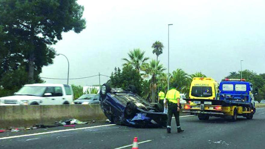 Un hombre de 74 años muere al volcar un turismo en la autopista del norte de Tenerife