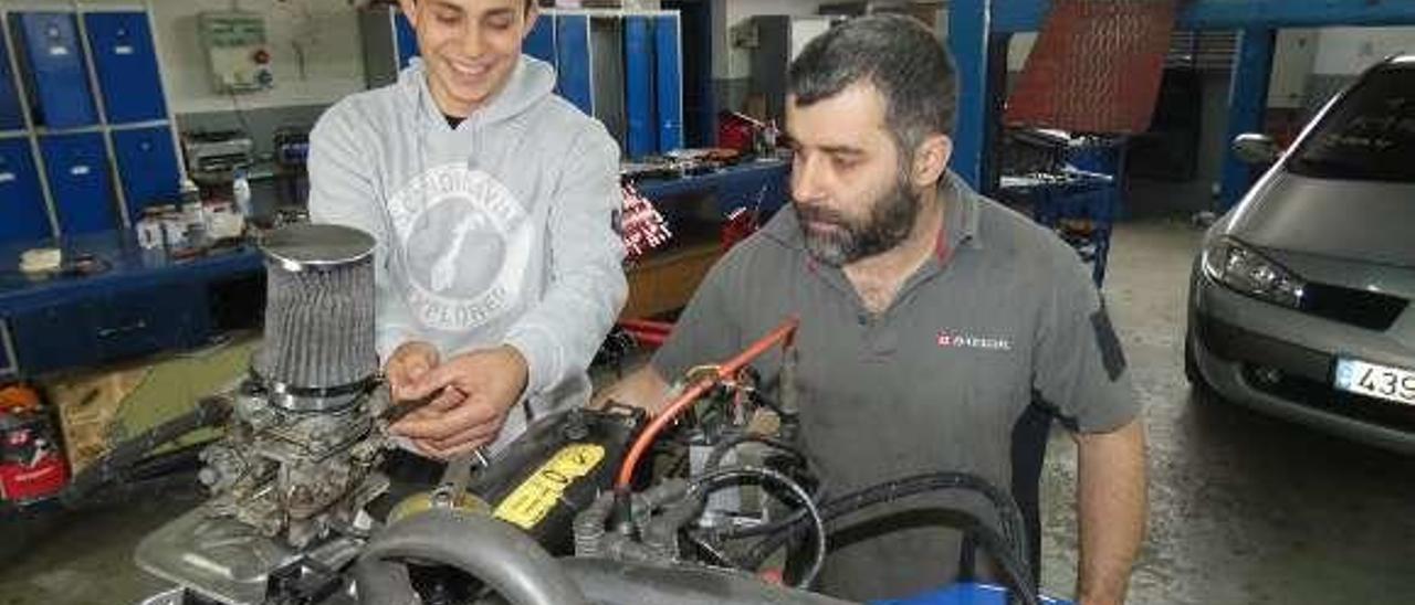 Gonzalo Valladares con el profesor Juan Luis Díez, en una clase de automoción.