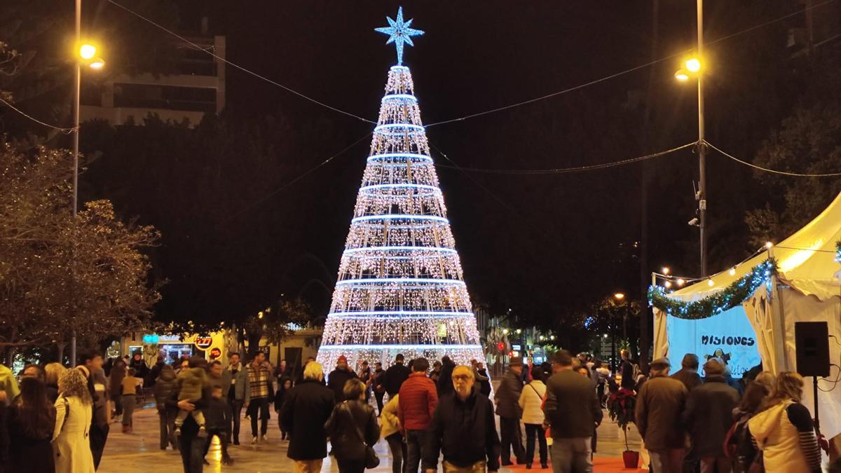 El árbol de 14 metros instalado en la Glorieta y que es el elemento más llamativo de este año.