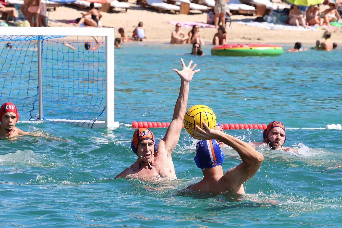 Imágenes de la jornada de fase de grupos del Beach Polo Sant Josep celebrado en Port des Torrent