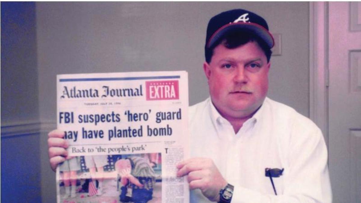 Richard Jewell, el guarda de seguretat, amb el diari que deia que l'FBI sospitava d'ell