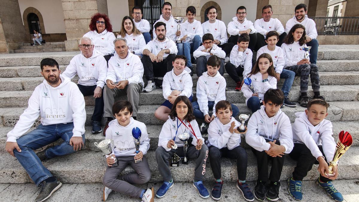 El Club Castra Cáceres Patrimonio de la Humanidad, en las escaleras del Ayuntamiento de Cáceres.