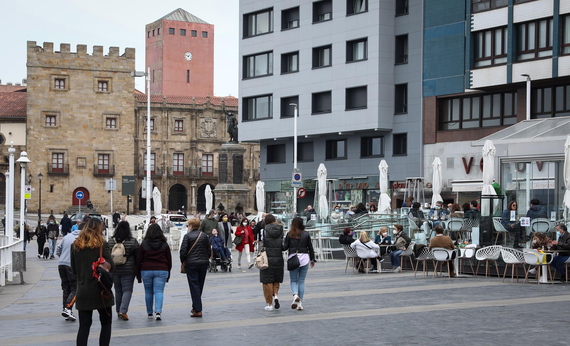 Ambiente en Gijón en Sábado Santo