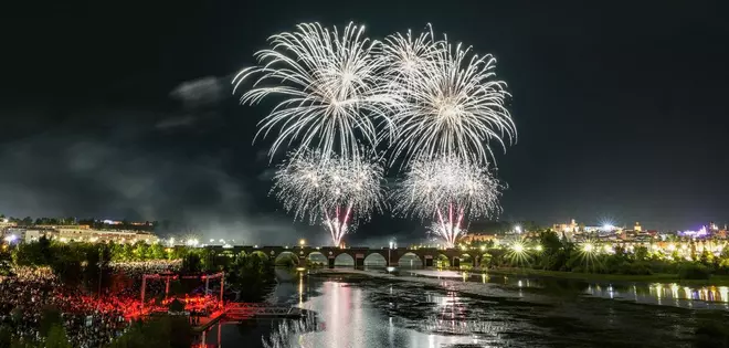 Fotogalería | Así fueron los fuegos artificiales de la feria de San Juan en Badajoz