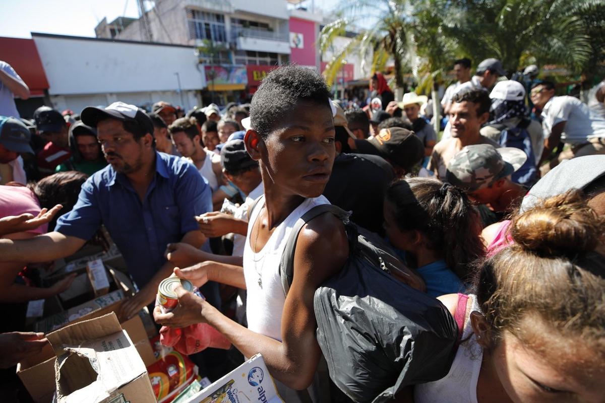 MEX011  TAPACHULA  MEXICO   22 10 2018 - Migrantes hondurenos reciben comestibles y se preparan para continuar su camino hoy  lunes 22 de octubre de 2018  en el jardin Hidalgo de Tapachula  en el estado de Chiapas  Mexico   El presidente estadounidense  Donald Trump  acuso a las autoridades mexicanas de ser  incapaces de detener  la caravana de inmigrantes procedentes de Honduras que se dirigen a la frontera sur de EE UU  y aseguro que ha alertado a las Fuerzas Armadas al tratarse de  una emergencia nacional   EFE Jose Mendez