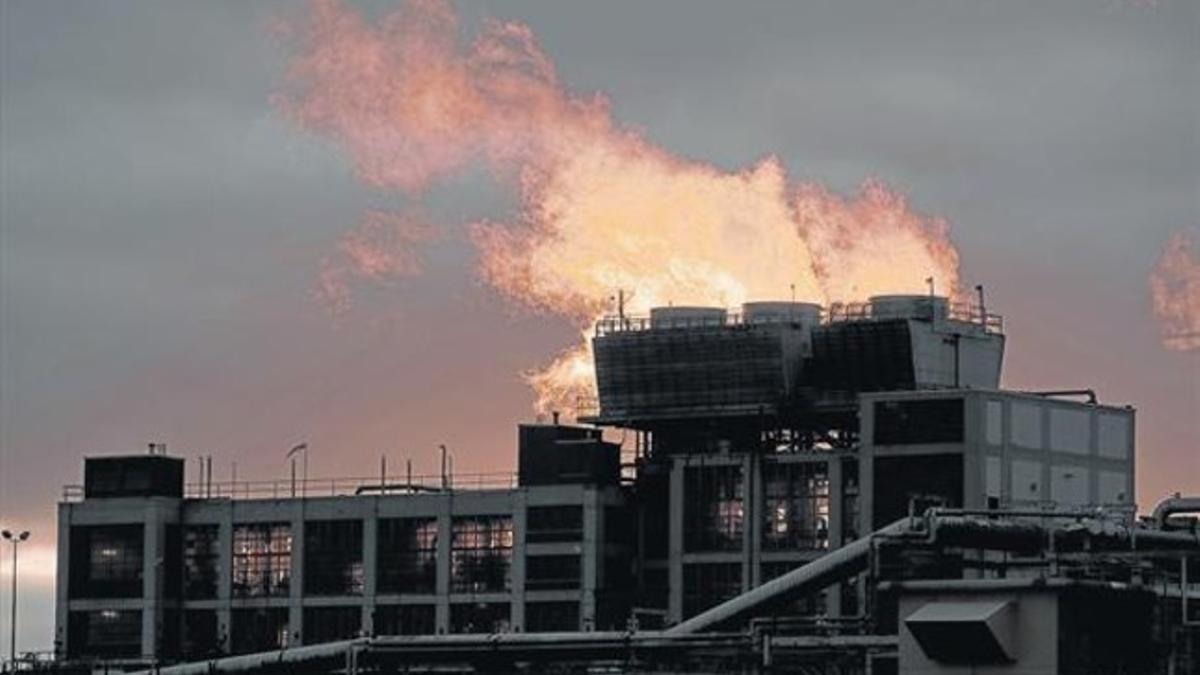 Una planta química expulsa humo a la atmósfera en un polígono industrial de Rochester, en el estado de Nueva York.