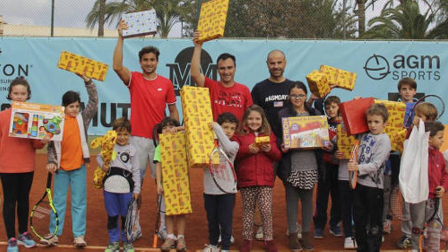 Ferrer y Berasategui, con niños y juguetes en el Club de Tenis Jávea